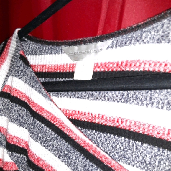 Georgeous black,white,pink,grey v neck sweatr - Picture 3 of 3